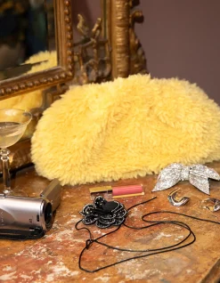 Furry Clutch Lichtgeel By Lizzy