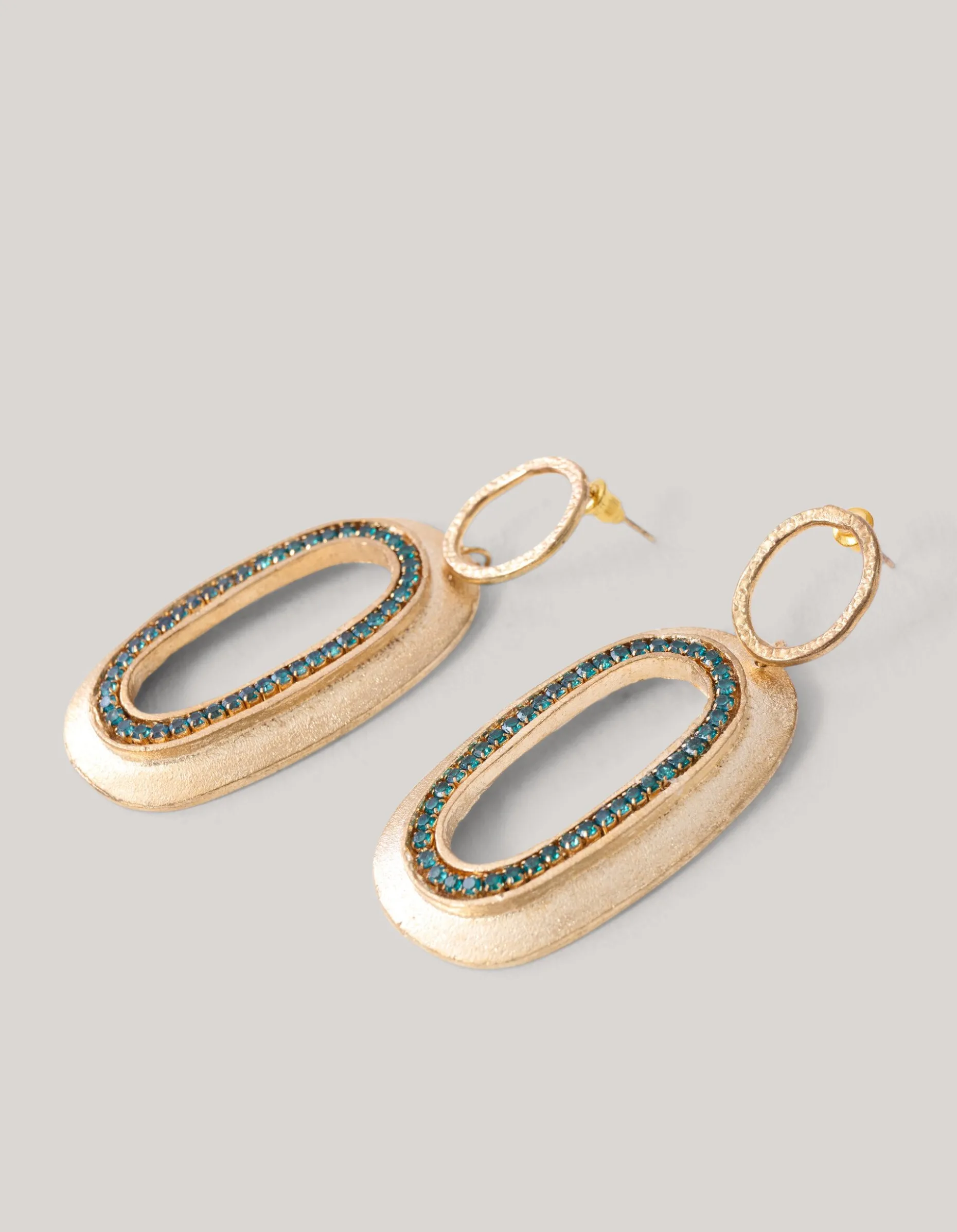 Hammered Oval Strass Oorbellen Goud By Mieke